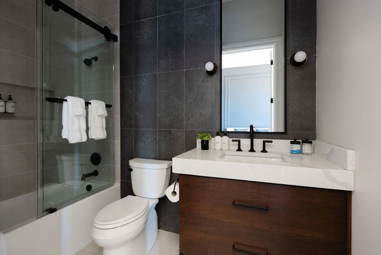 Bathroom 4, The Purple Martin, Jefferson