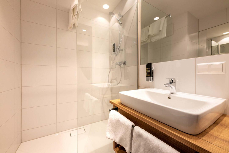 Bathroom, EGINO-Premium Hotel, Restaurant & Bar, Horn
