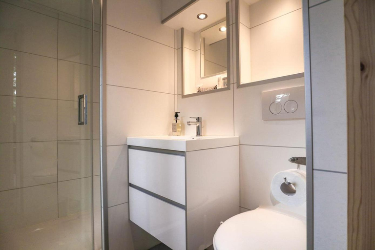 Bathroom 12