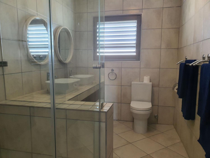 Bathroom 4, Albatross Guesthouse, West Coast