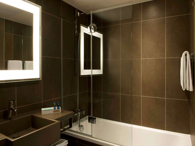Bathroom 5, Novotel Château de Versailles, Yvelines