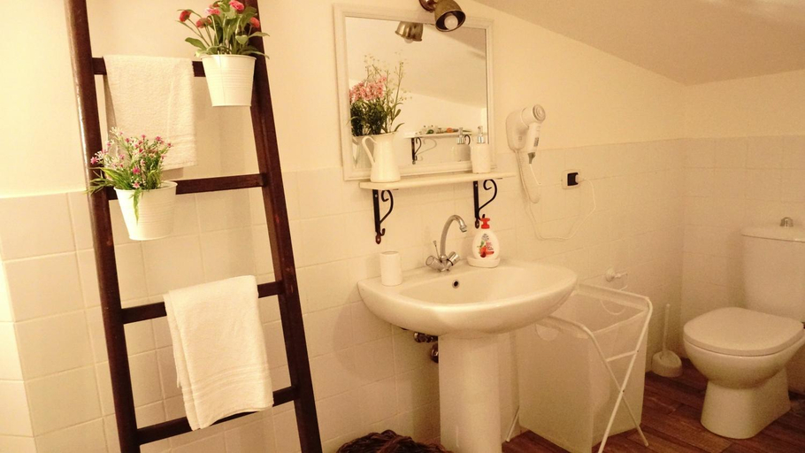 Bathroom 3, Etna Shelter Holiday House , Catania