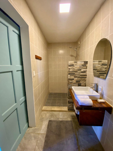 Bathroom 3, Jakes on the Beach, León