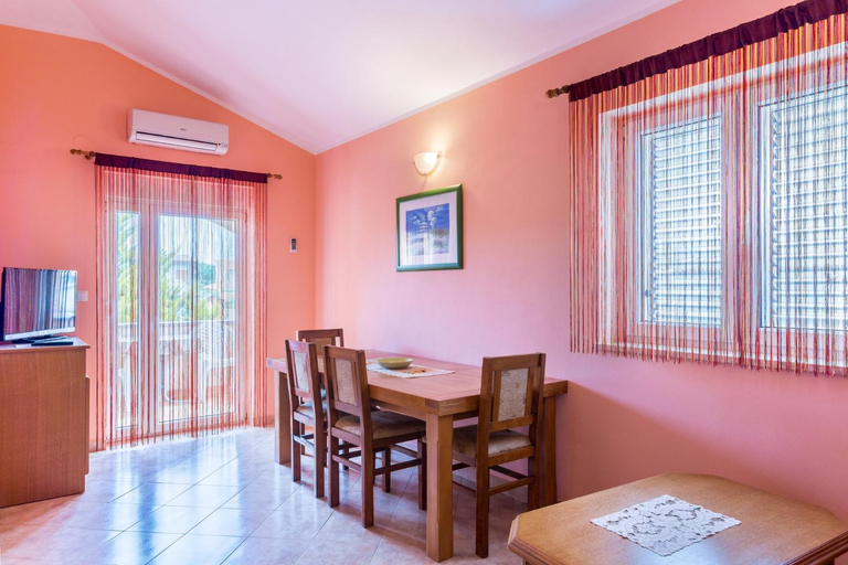 Others 4, Villa Orange II, Ližnjan