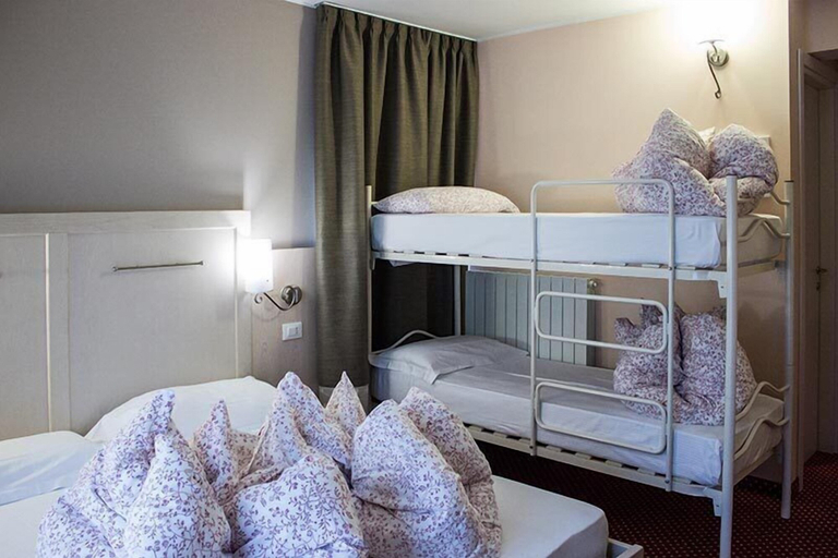Bedroom 3, Hotel Adler, Bergamo