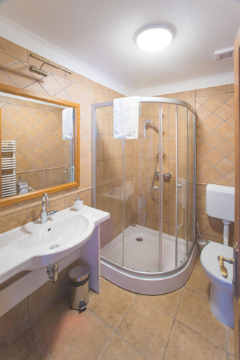 Bathroom, Juhfark Fogado es Borhaz, Balatonfüred