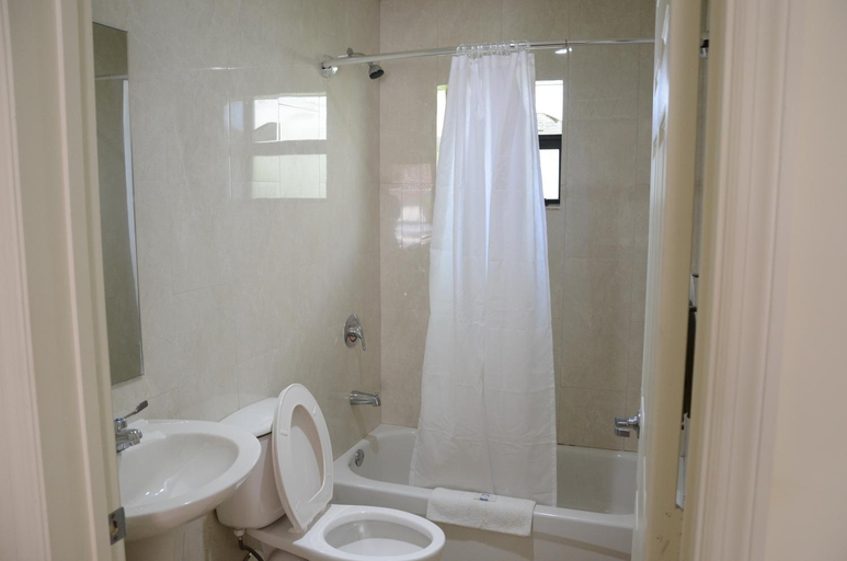 Bathroom 2, Carl's El Padre Motel, Miami-Dade
