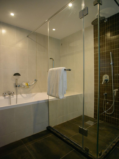 Bathroom 5, The Concord Hotel & Suites, Westlands