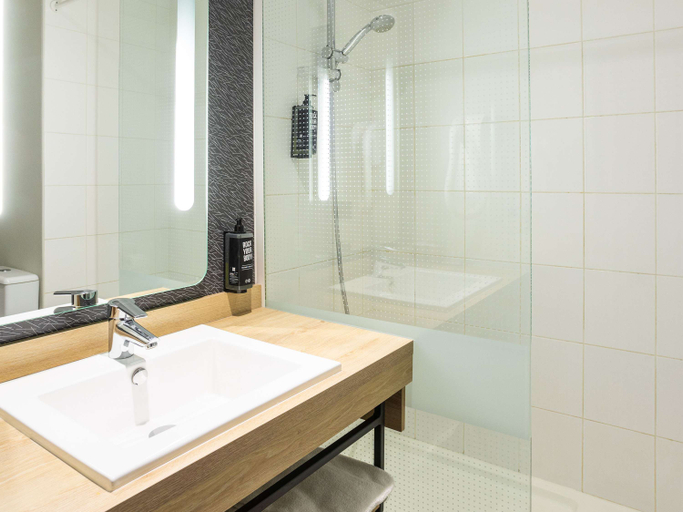 Bathroom 5, ibis Angouleme Nord, Charente