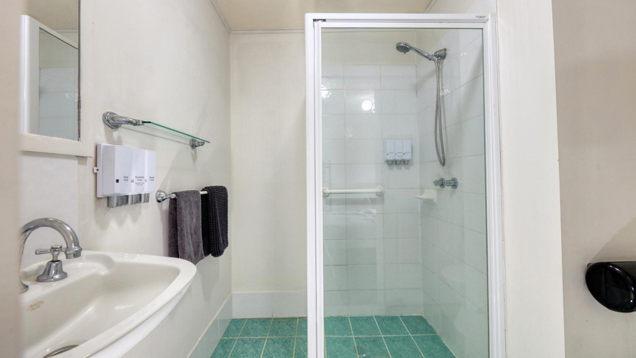 Bathroom 2, Oasis Motel, Parkes