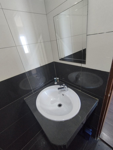 Bathroom 2, Marine Bay Hotel, Sandakan