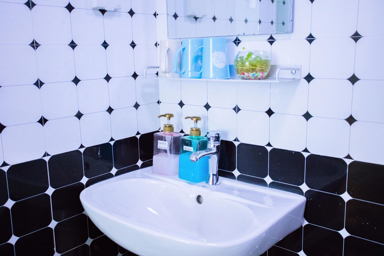 Bathroom 4, Murphy Youth Hostel Guilin桂林北站莫非青年旅舍, Guilin