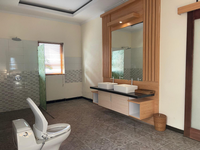 Bathroom 14