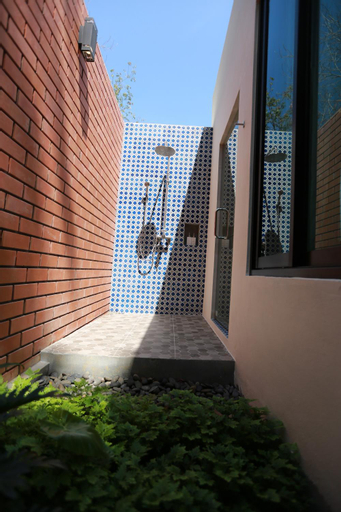 Exterior 5