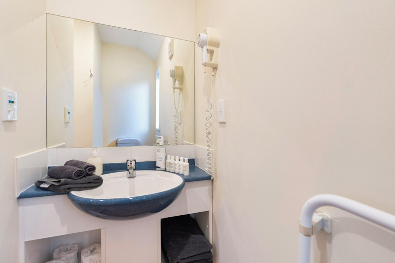Bathroom 3, Daffodil Motel, Christchurch