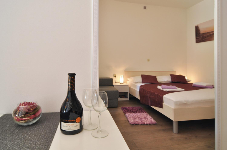 Others 4, Rooms Palma, Split