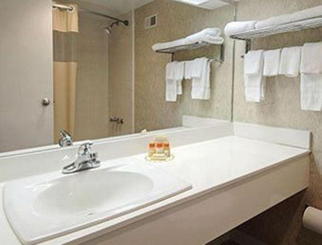 Bathroom 5, Days Inn by Wyndham Athens, Athens
