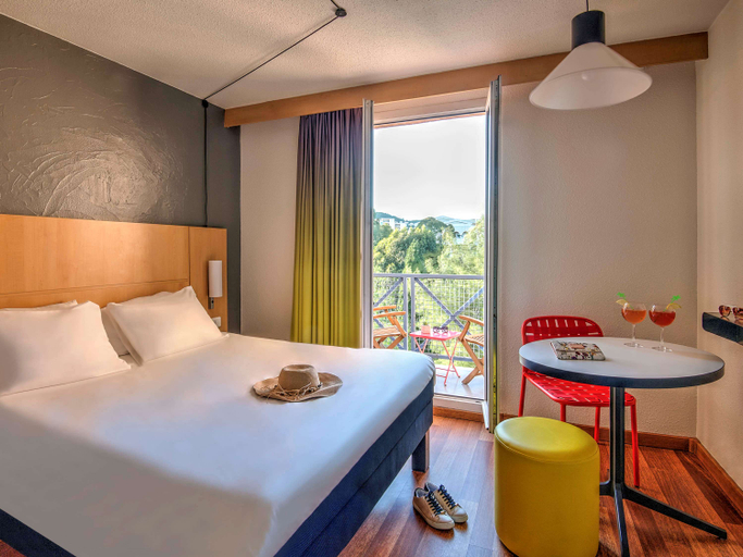 Bedroom 4, ibis Hyères Centre, Var