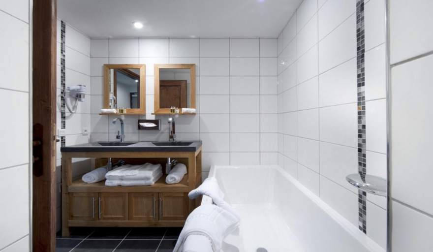 Bathroom 4, Auberge de Savoie, Savoie