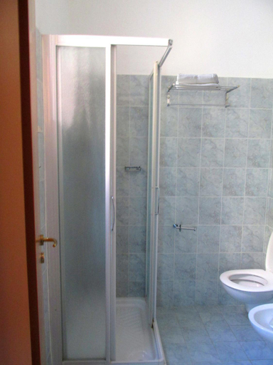 Bathroom 4, Hotel Zenith, Rimini