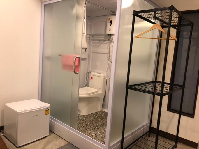 Bathroom 4, Bluefin Guesthouse, Dusit
