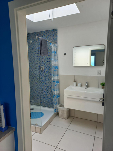 Bathroom 4, Swept Away Guesthouse, West Coast
