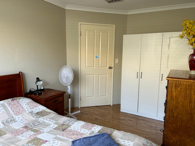 Bedroom 2, Lovely house in canning vale, Canning