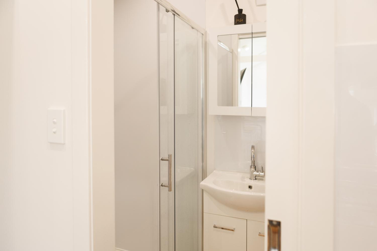 Bathroom 3, Sweet beautiful TINY HOME with pool and 2 minute drive to the beach, Wollongong - Inner