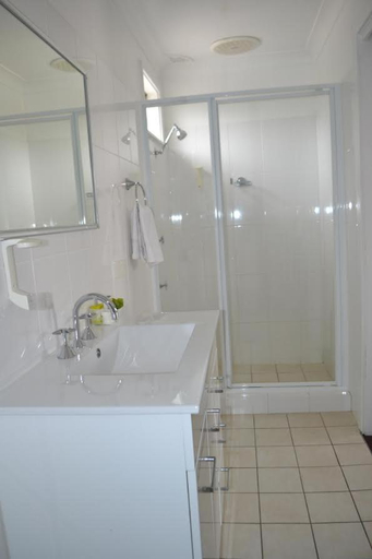 Bathroom 5, Lithgow Motor Inn, Lithgow