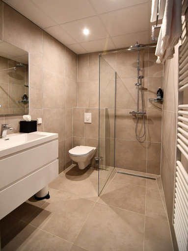 Bathroom 3, Hotel Brasserie De Kaai, Steenbergen
