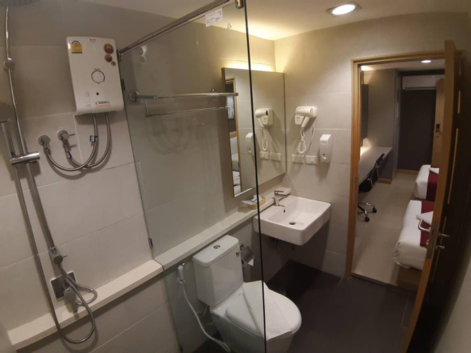 Bathroom 10