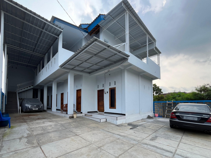 Exterior & Views 2, Singgahan Guest House Pacitan Mitra RedDoorz, Pacitan
