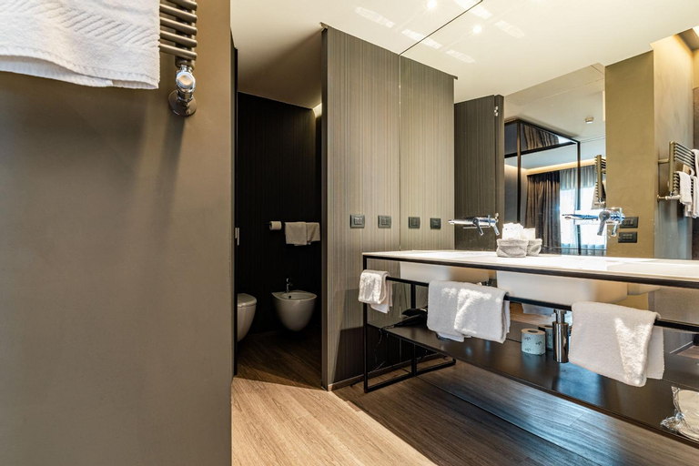 Bathroom 7