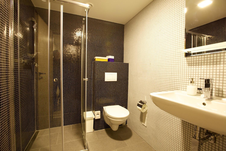 Bathroom, Master Horse Club - Svojetice, Praha - východ
