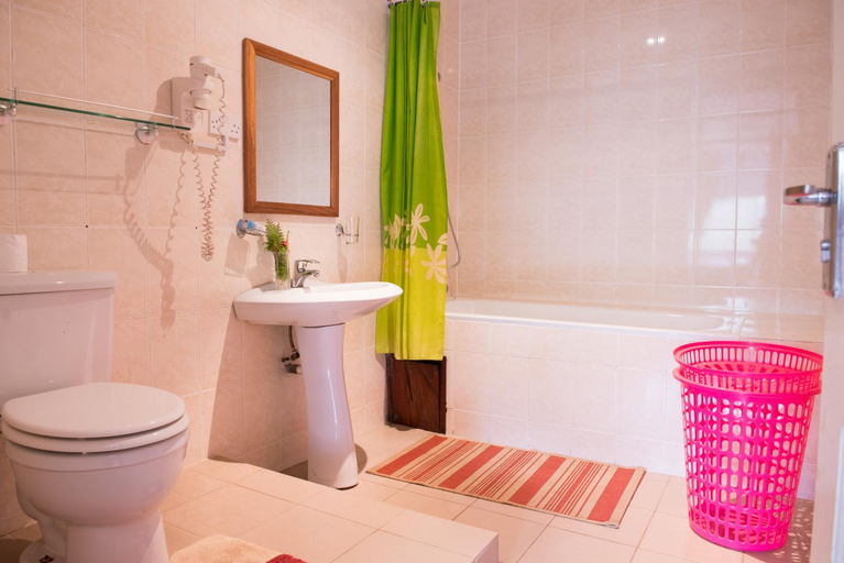 Bathroom 2, Calabash Apartment-Hotel, Kanifing