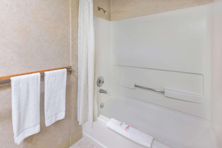 Bathroom 4, Knights Inn Pasco, Franklin