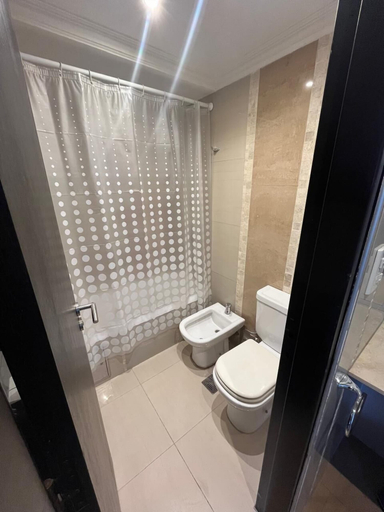 Bathroom 2, Mirando el cerro, Capital
