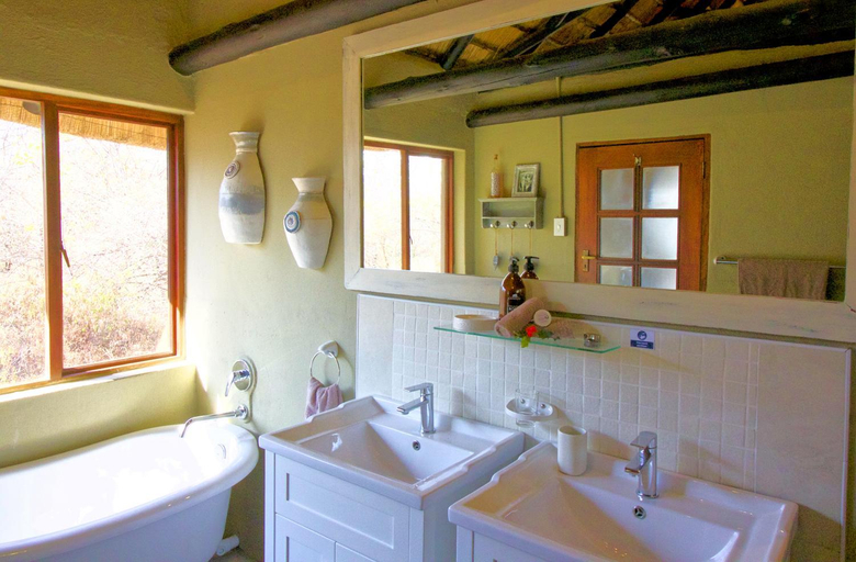 Bathroom 3, Kambaku Safari Lodge, Ehlanzeni