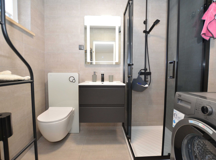 Bathroom 4, Tranquil and Bright Apartment With Loggia, Rovinj