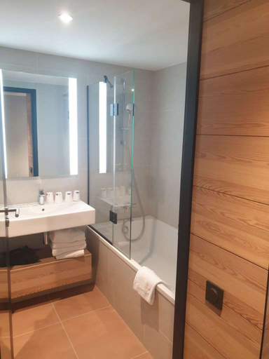 Bathroom, ibis Styles Albertville, Savoie