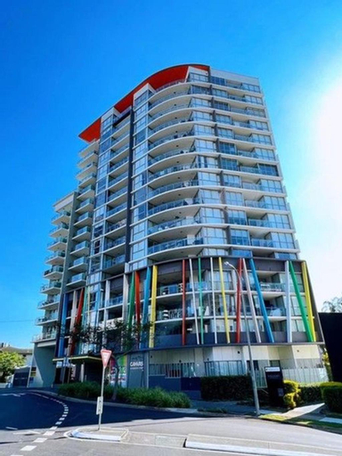 Light apartment in amazing central location, South Brisbane