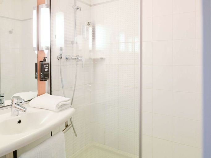 Bathroom 4, ibis Paris Rueil Malmaison, Hauts-de-Seine