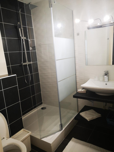 Bathroom 3, Hotel Brasserie L'ESCALE a Bergerac, Dordogne