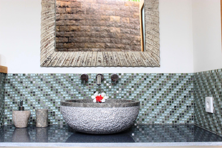 Bathroom 16