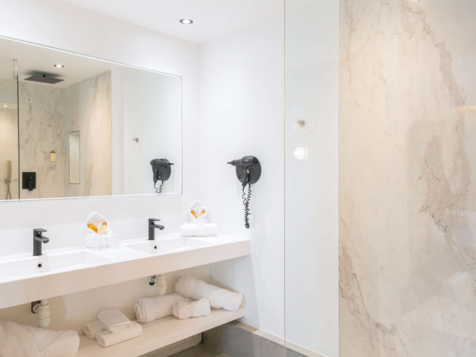 Bathroom 4, Mercure Bordeaux Airport Hotel, Gironde