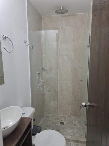 Bathroom 3, RG33 ApartaSuites, Medellín