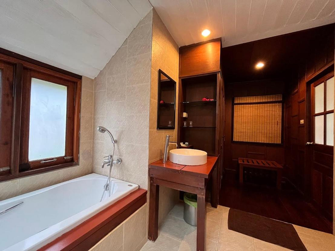 Bathroom 16