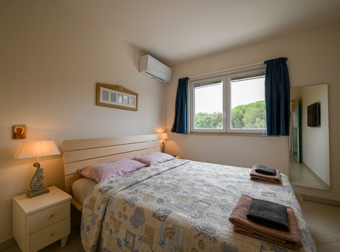 Bedroom 2, Scenic and Refined Retreat Apartment With Balcony, Rovinj