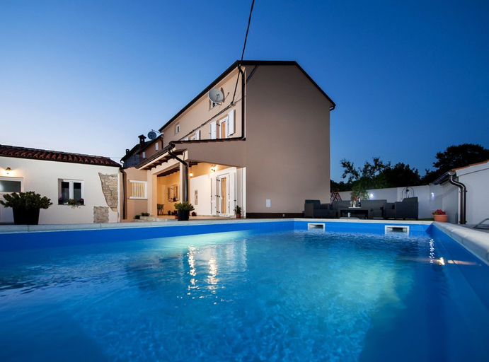 Sport & Beauty 4, Idyllic Getaway Holiday Home With Pool, Svetvinčenat