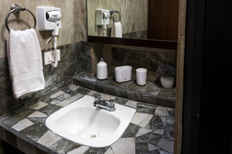 Bathroom 2, Merida Serviced Apartments, Mérida